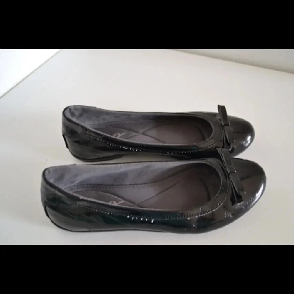 DKNY flats
